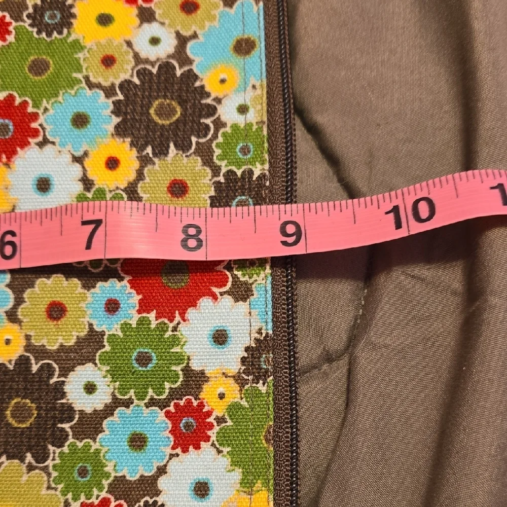 Thirty-One Floral Cosmetic Bag with Multicolor Flowers‎